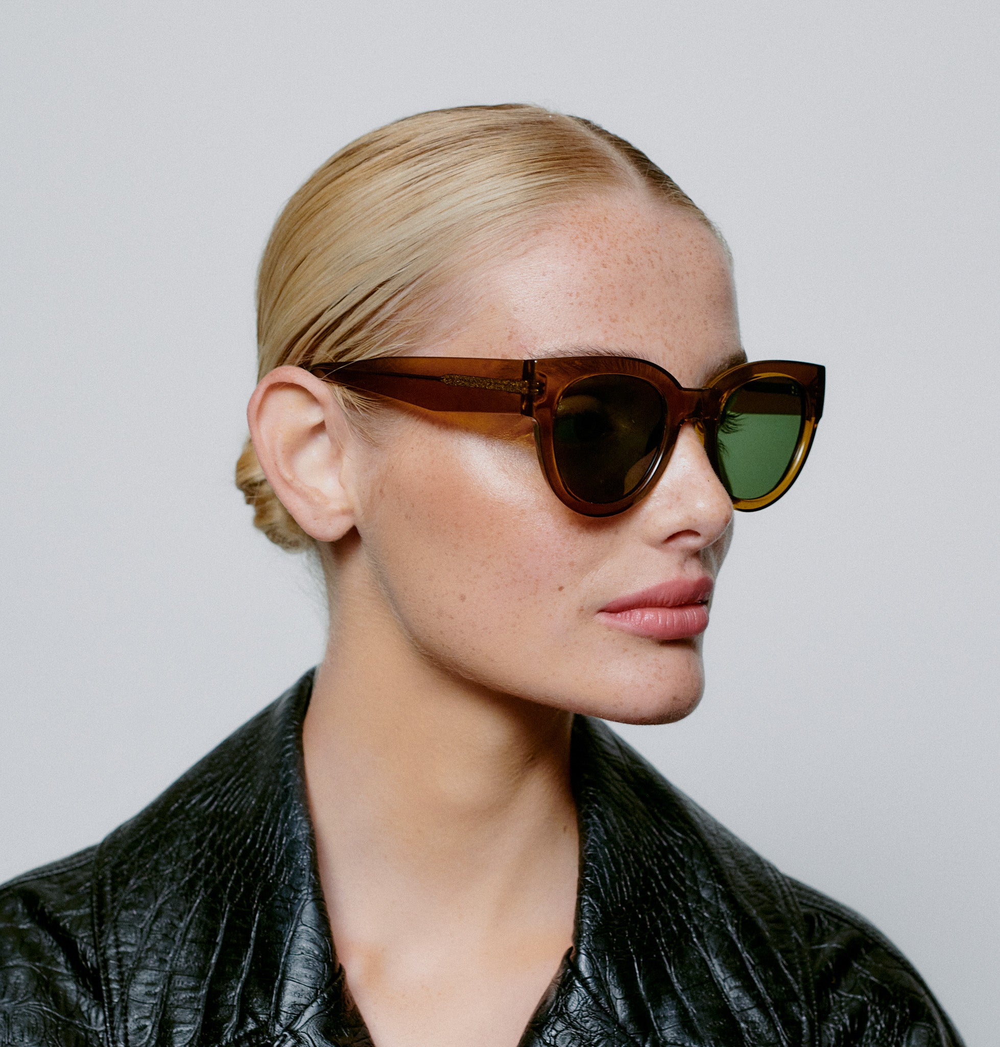 Lilly - Smoke Transparent