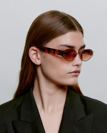 Lysebrun metal A.Kjærbede solbriller, med hængsler, fra siden på dame