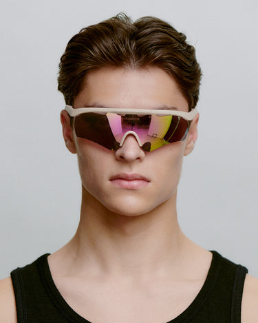 Beige løbe solbriller med farvet glas, set foran på herre