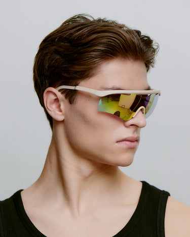 Beige løbe solbriller med farvet glas, set fra siden på herre