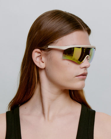 Beige løbe solbriller med farvet glas, set fra siden på dame