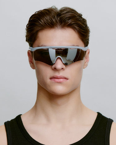 Grå løbe solbriller med mørk glas foran på herre