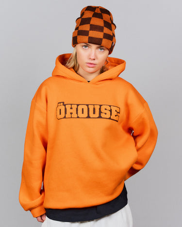 Orange öhouse hoodie forfra kvindemodel